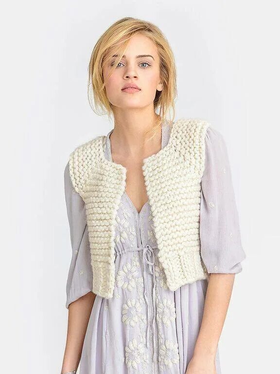 Жилет marina knit. Жилет оверсайз брунелло кучинелли. Жилетка женская вязаная. Молодежные вязаные безрукавки. Безрукавка dion lee.