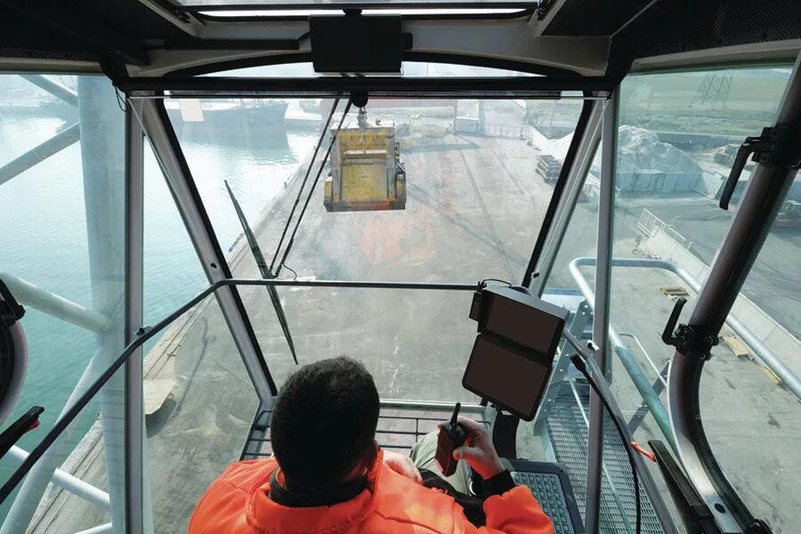 крановщик в кабине крана. вид из кабины башенного крана. кб 420 внутри кабины. вид из башенного крана. кабина крана башенного внутри.