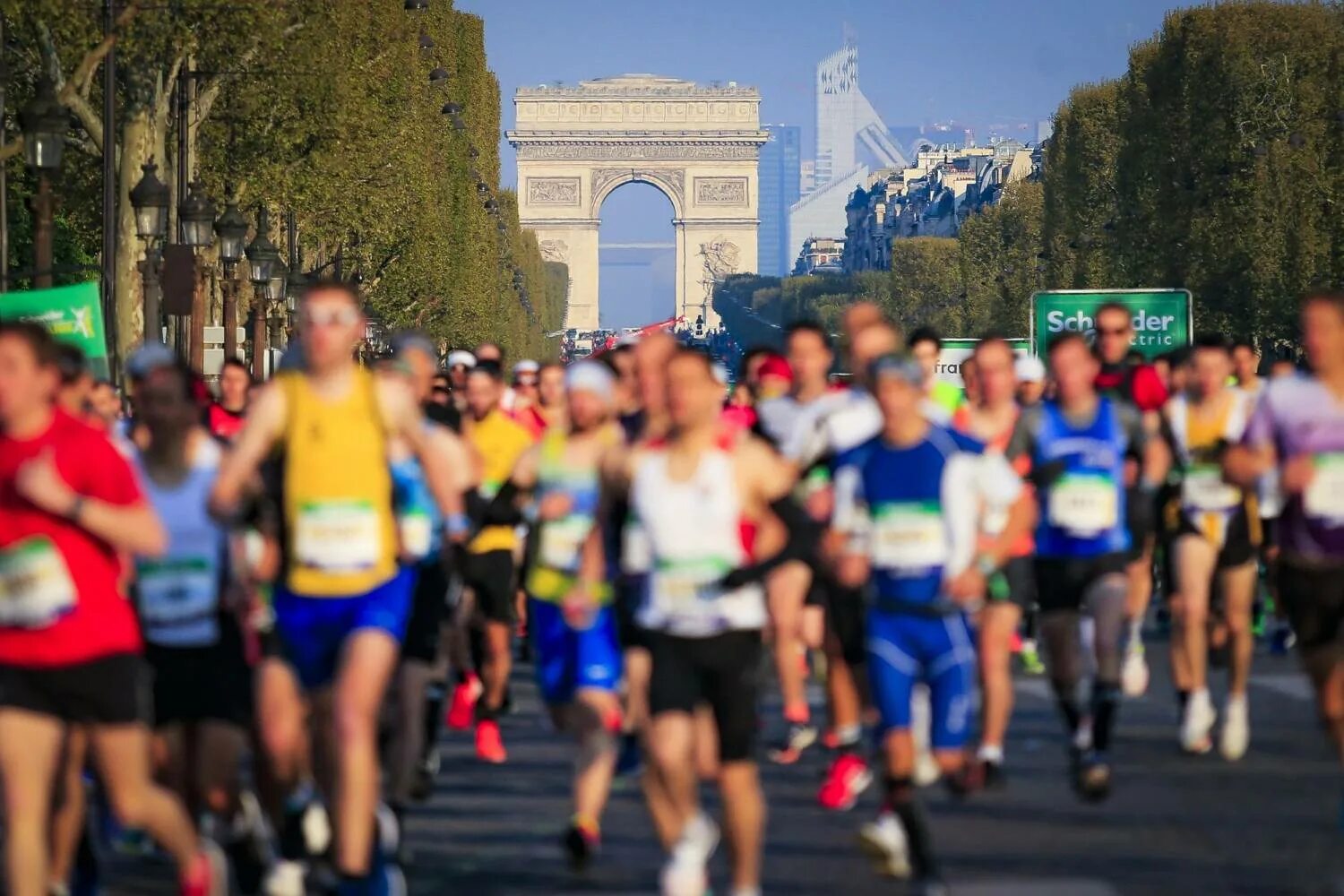 Марафон обезумевших людей. Schneider Electric Marathon de Paris France. Paris Marathon 2022. Марафон электро. Се марафон.