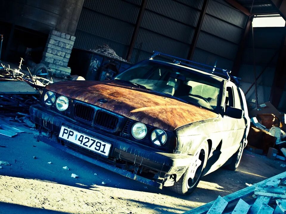 Е34 гаджи. BMW e34 Боевая. BMW e34 ржавая. BMW e34 Camo. БМВ е34 редлук.