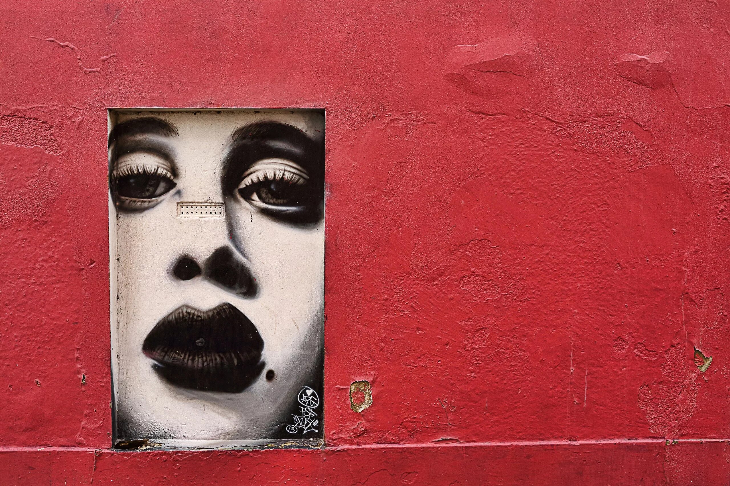 Лица на стенах и полу. Лицом к стене. Лицо из стены. Обои с лицами для стен. Граффити лицо девушки.