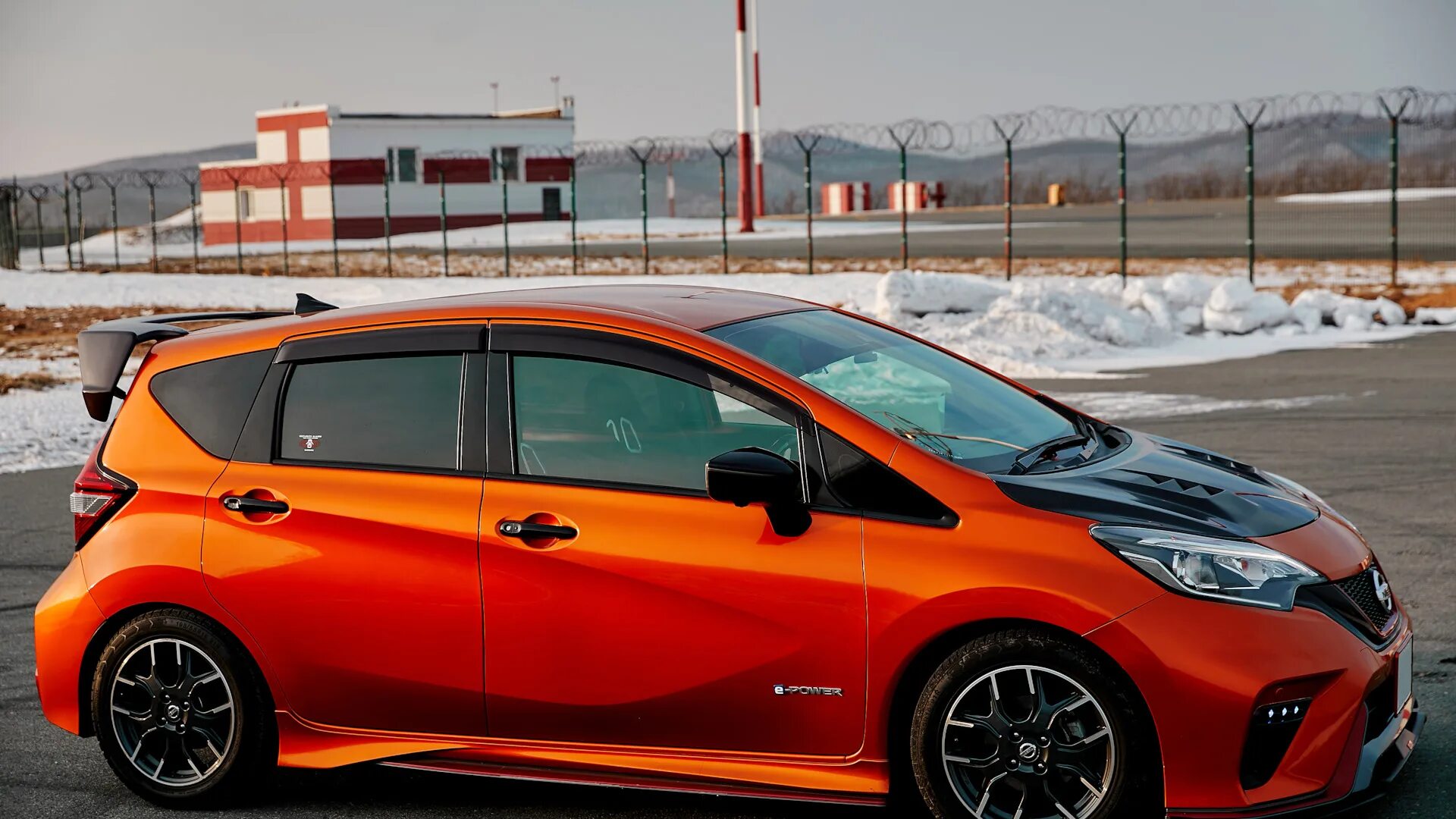 Nissan note e-power nismo. Nissan note e-power 2020. Nissan note 2017 гибрид. Nissan note e-power. Ниссан нот епавер.