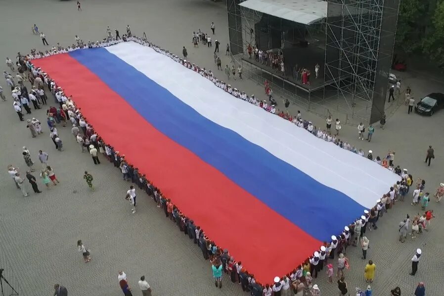 Включи большой российский. Самый большой флаг России. Самый юольшой флаг Росси. Самый большой флаг. Самый большой Триколор в России.