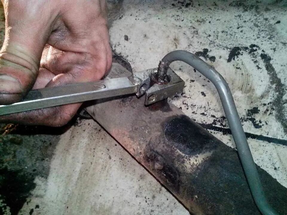 Задние тормозные трубки пежо 405. Закисшая тормозная трубка. Отвернуть штуцер тормозной трубки. Крепление тормозного шланга ваз 2115. Поржавели тормозные трубки.