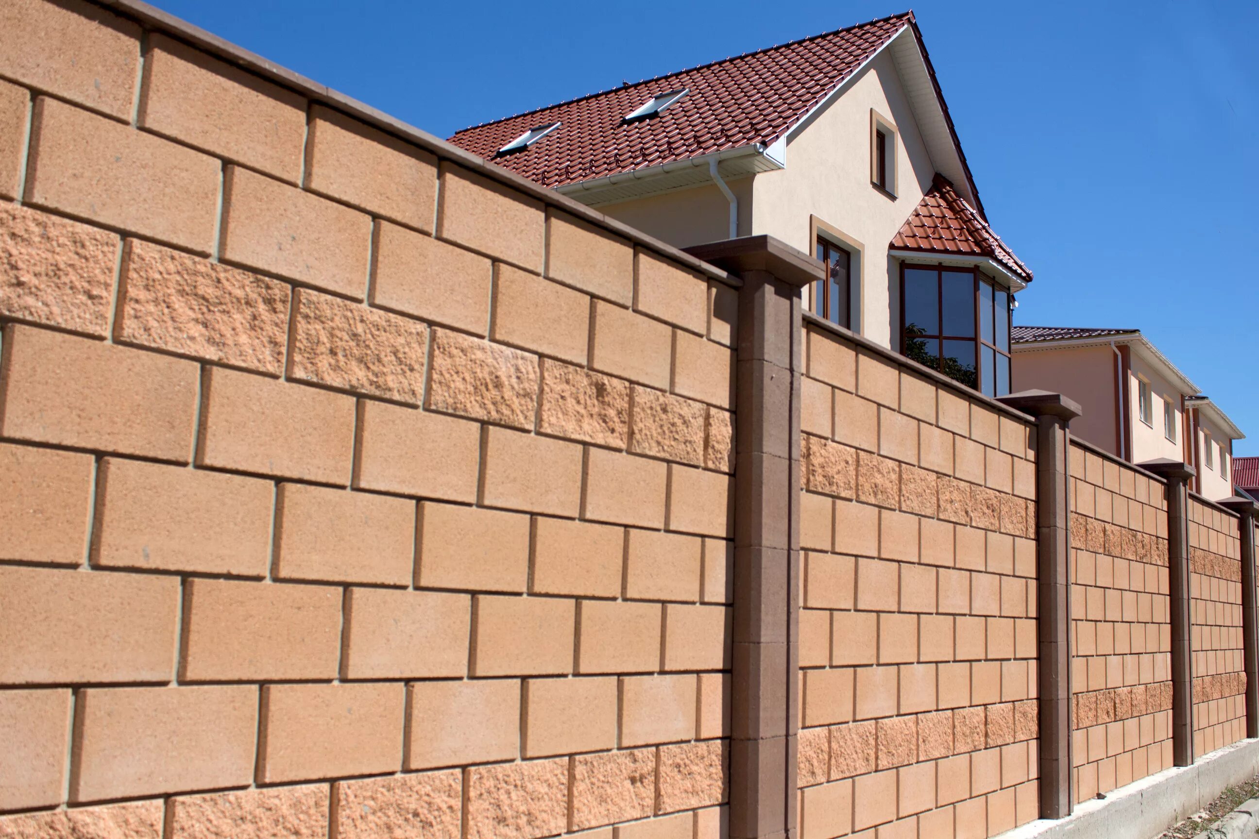 Французский камень симферополь. Французский камень симферополь. Французский камень донское крым. Забор из французского камня. Элит стоун заборные блоки.