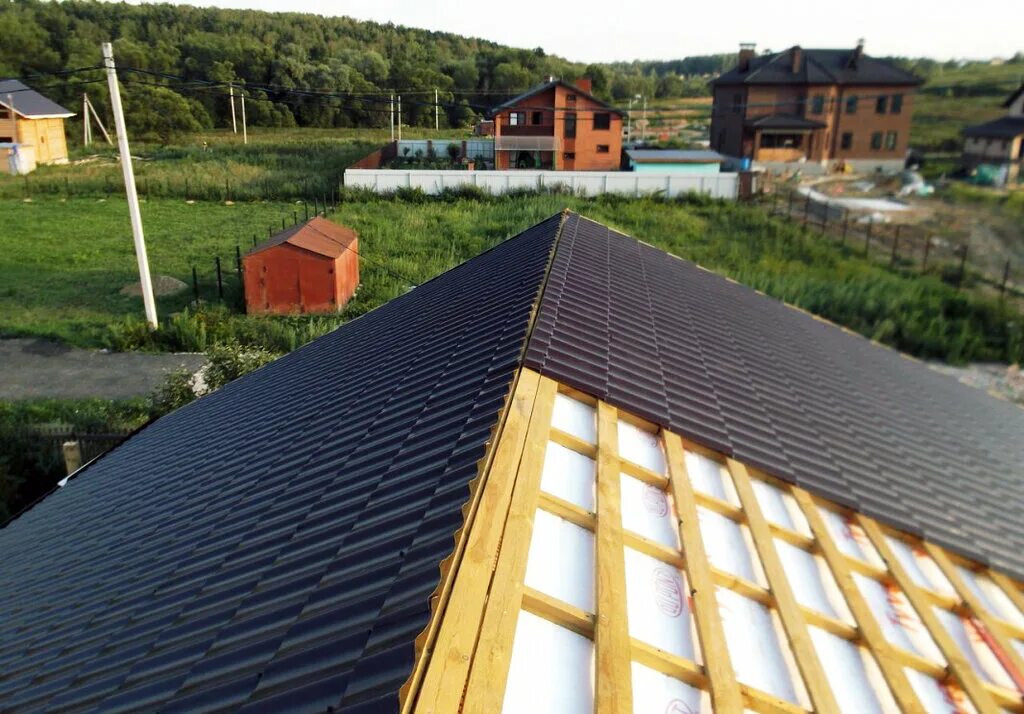 Кровля крыши. Кровля крыши. Укладка кровли. Кровельные работы металлочерепица. Кровля крыши.