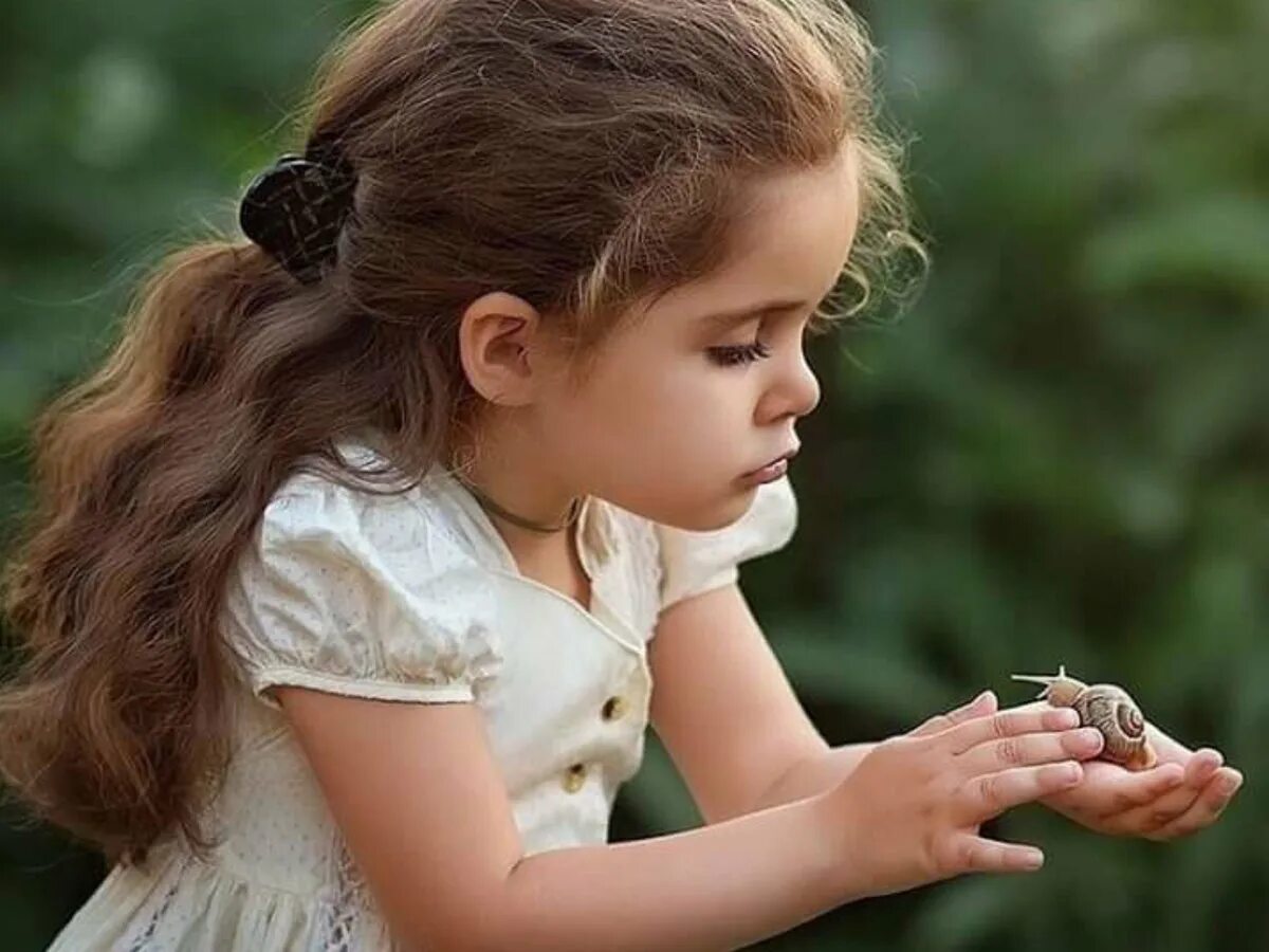 Ребенок перед зеркалом. Девочке досталось. Маленькие девочки с хвостиками. Хвостики для девочек. Девочке досталось.