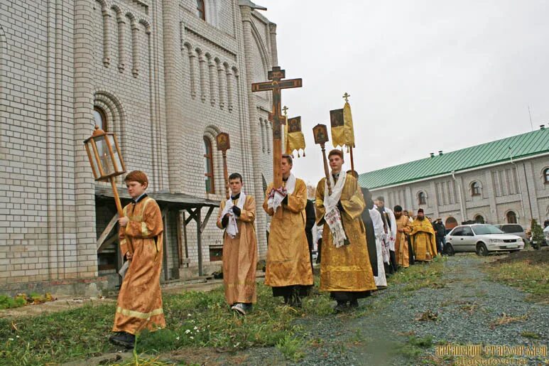 Общины в барнауле. Старообрядческая Церковь Покрова Пресвятой Богородицы Барнаул. Крестный ход у старообрядцев. Староверы крестный ход.