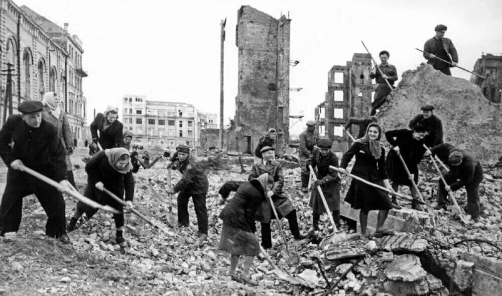 Жизнь во время войны и после. Города СССР после войны 1945. Восстановление СССР после войны. Сталинград люди после войны 1945. Восстановление СССР после Великой Отечественной войны Сталинград.