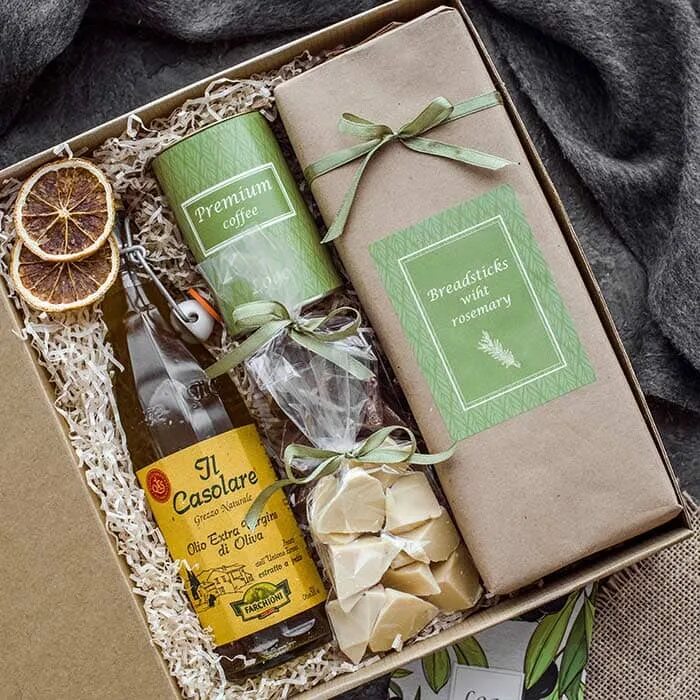 Подарок в итальянском стиле. Необычный подарок коллеге. Подарок декану. Подарок декану. Букеты и композиции из конфет.