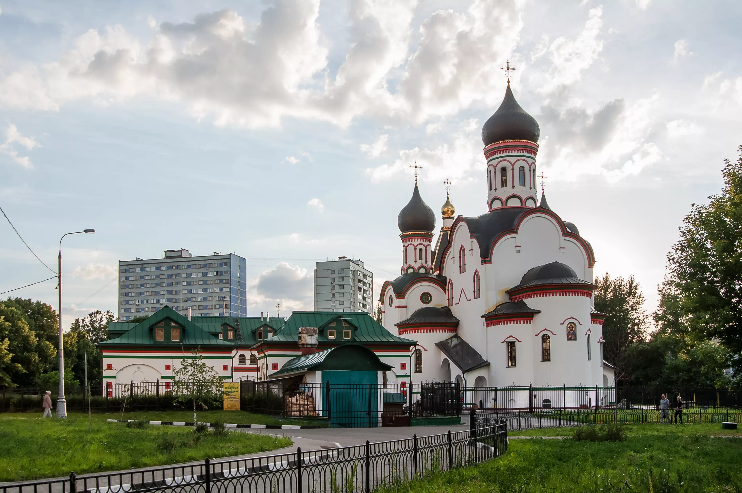 Храм Живоначальной Троицы в старых Черемушках. Храм Животворящей Троицы в Черемушках. Храм на Шверника. Церковь Живоначальной Троицы Шверника. Живоначальная троица в черемушках