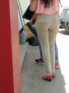 Preciosa mujer se le marca el calzon pantalon.