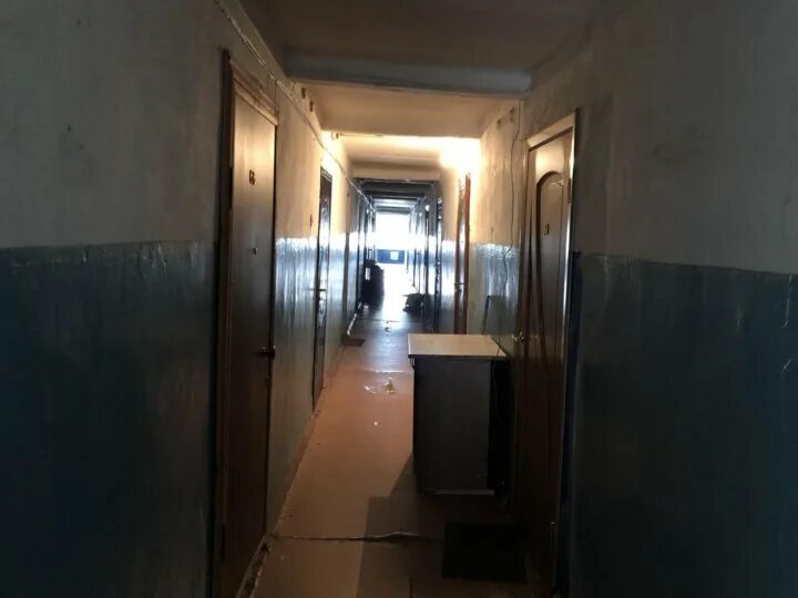 Общежитие коридорного типа планировка этажа. Коридор общежития. Планировка общежития коридорного типа планировка. Коридоры общежитий советских. 1-447 общежития планировка.