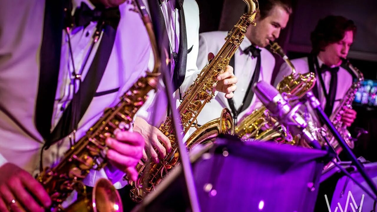 2 2 saxophone. 2x2 saxophone quartet. moog city 2 саксофон. ночной джазист. квартет с саксофоном картинка.