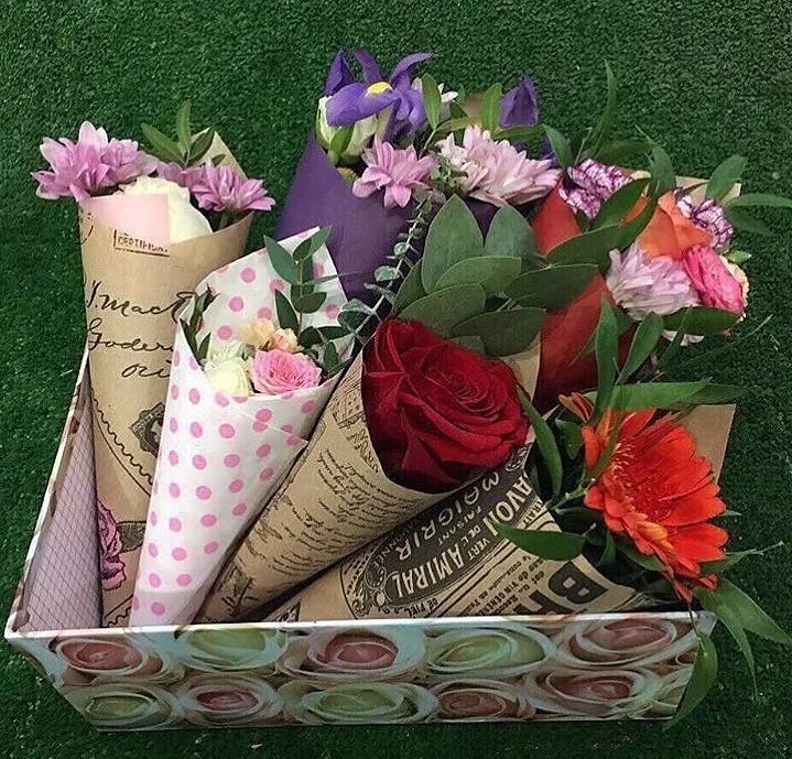 Букет мини комплимент. Букетик комплимент из цветов. Мини комплименты. Небольшие букеты из цветов. Мини комплименты.