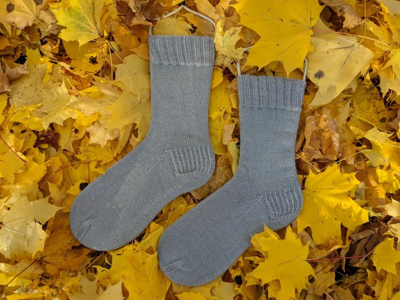 Серые вязаные носки. Вязаные мужские носки. Мужские носки связанные спицами. Схема вязания мужских носков спицами 43 размер. Носки мужские 41-47 yameina knitting.