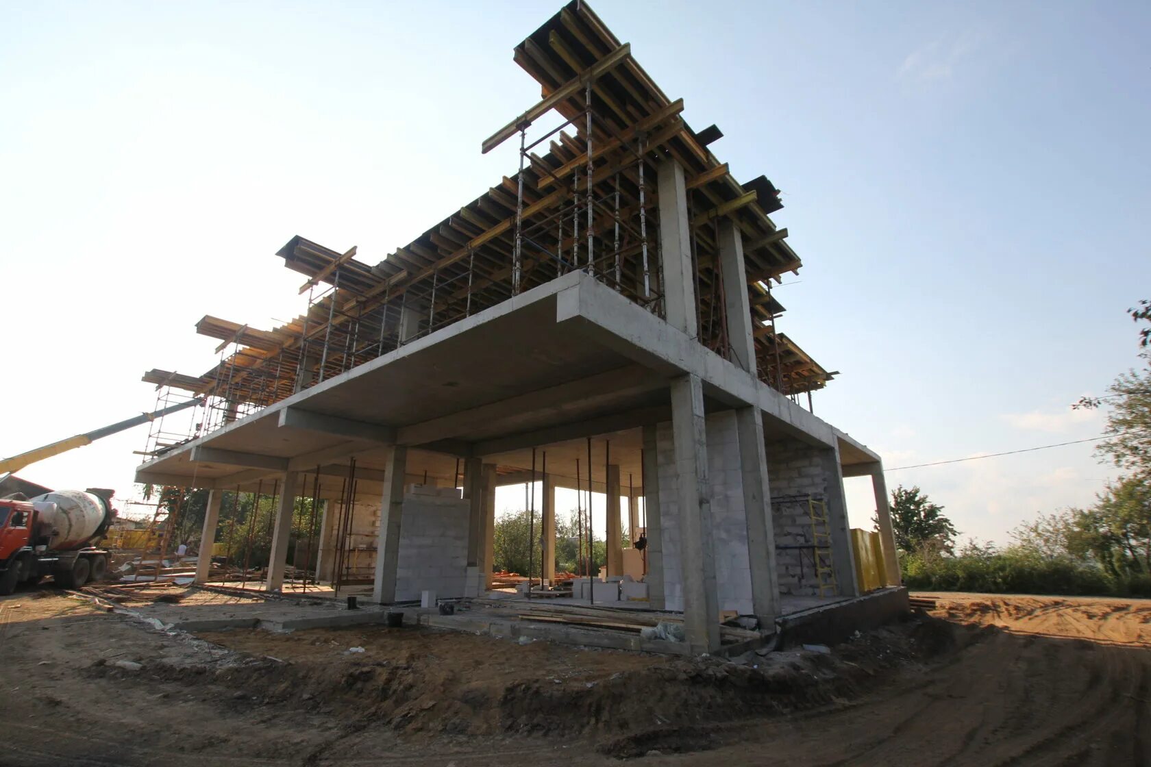 Монолитный железобетонный дом. Монолитное здание. Монолитный многоэтажный дом. Монолитно кирпичный многоэтажный дом. Монолитный дом стройка.