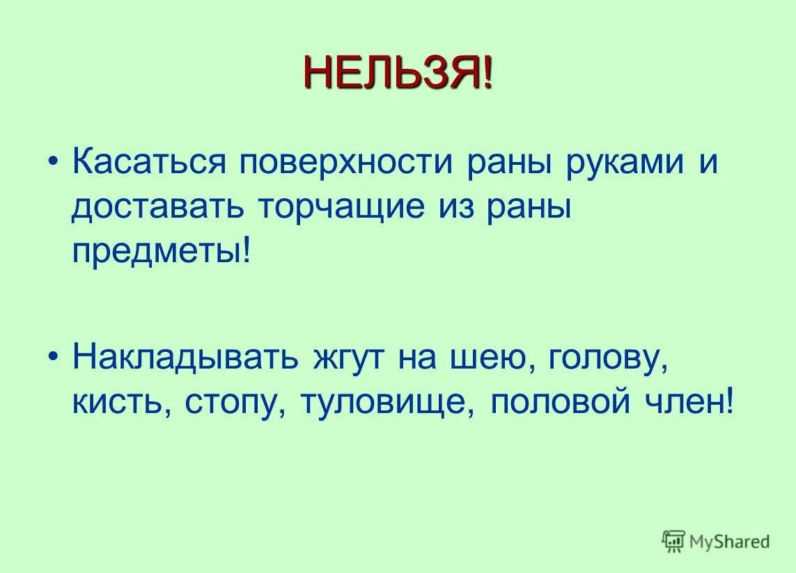 мужская рука на столе. коснуться пальцами воды. касаться поверхности. касаться поверхности. круги на воде от камня.