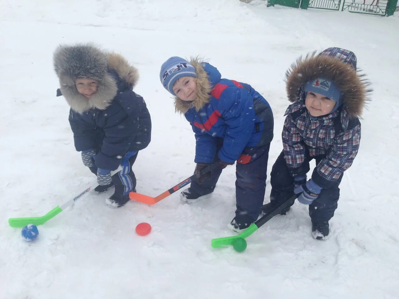 соревнования на улице зимой. зимние развлечения для детей на улице. зимние развлечения для детей на улице зимой. зимние игры на свежем воздухе для детей. какие игры можно поиграть зимой на улице.