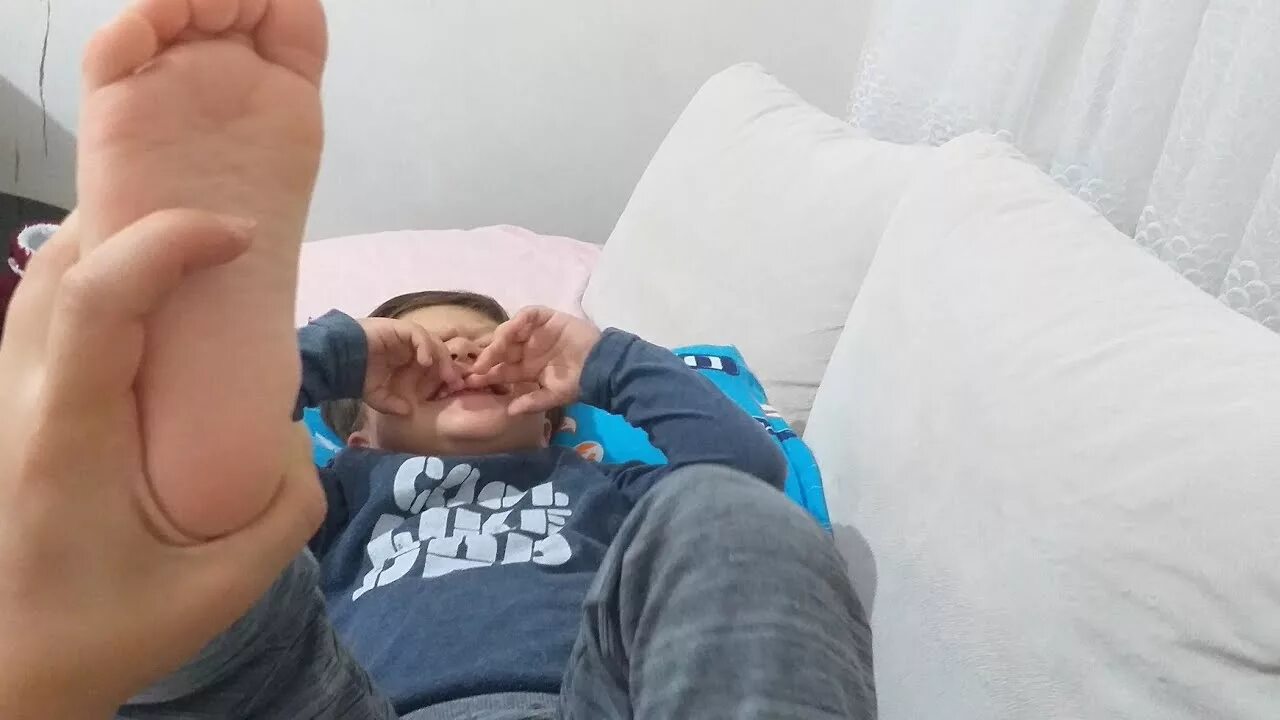 Foot feet boy tickle. Щекотать ребенка. Щекотка пяток детей. Щекотка мальчика.