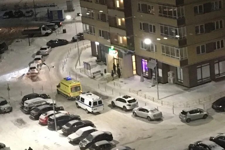 Московское шоссе 199 выпала девушка. В люберцах девушка выбросилась из окна. под окнами высотки.