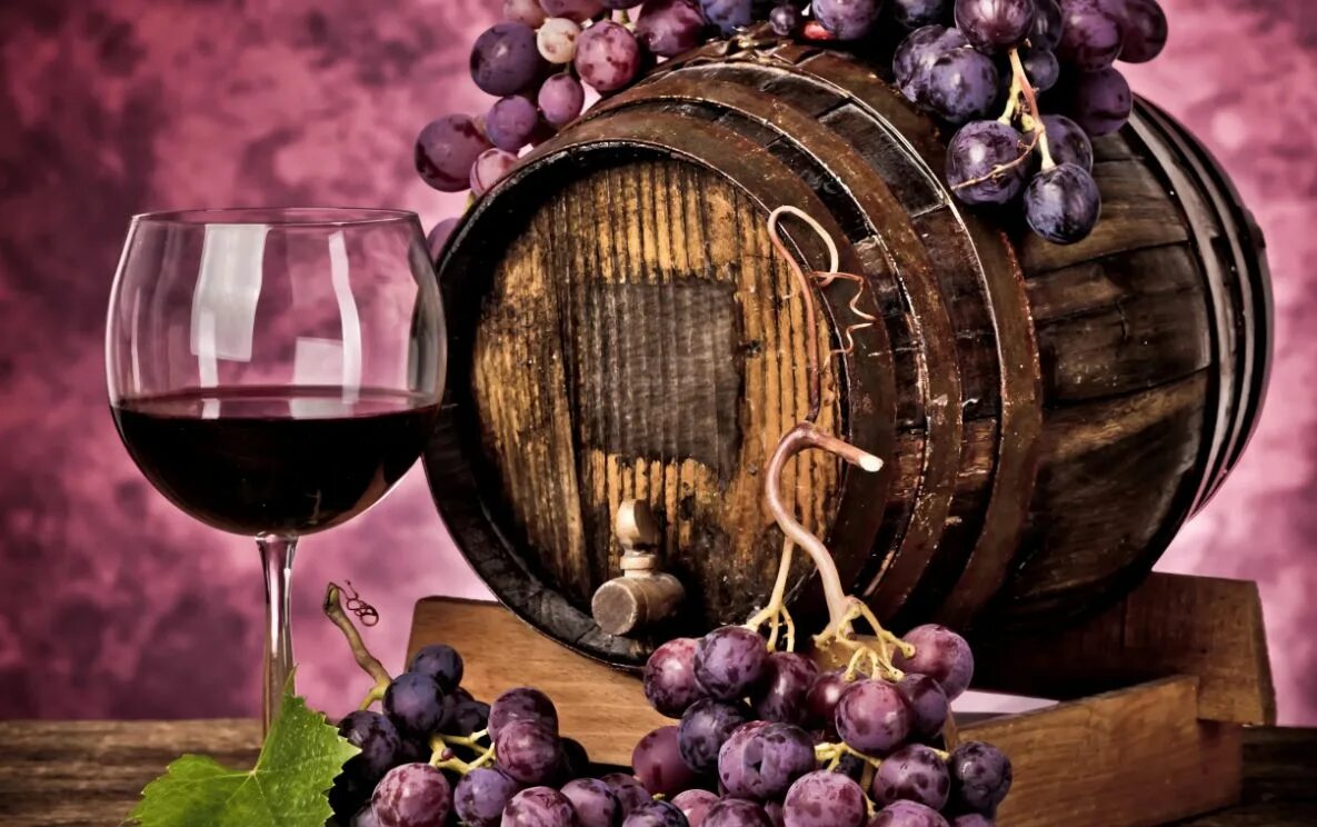 Виноград мерло и каберне совиньон. Красное вино сорта винограда. Вино. Красное сухое вино сорт винограда. Цвет рубиновое вино.