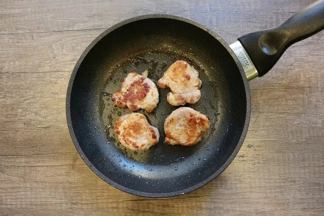 Медальоны из филе индейки. Медальоны из свинины на сковороде. Как жарить медальоны. Индюшачьи медальоны. Медальоны индейки.