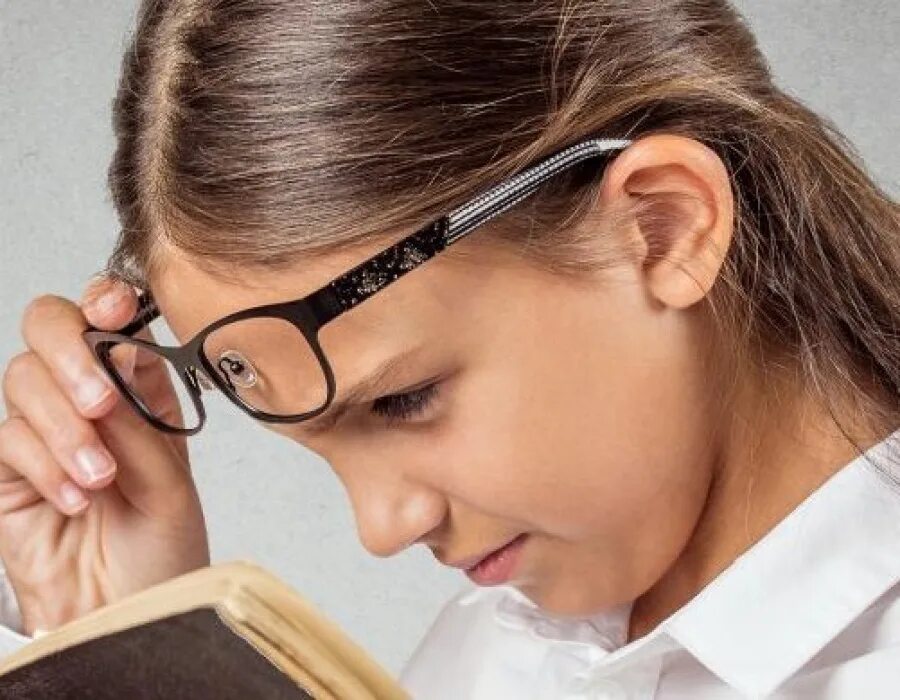 Человека с нарушением зрения называют. Нарушение зрения. Нарушение зрения у школьников. Дети с нарушением зрения. Очки для близоруких.
