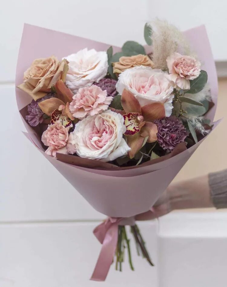 Упаковка букета в крафтовую бумагу. Крафтовый букет. Креативный букет. Букет цветов в крафтовой бумаге. Крафтовый букет.