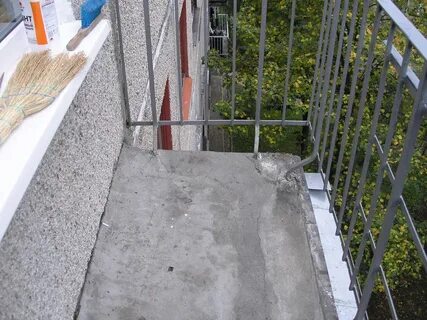 На балконе залитом солнцем справа