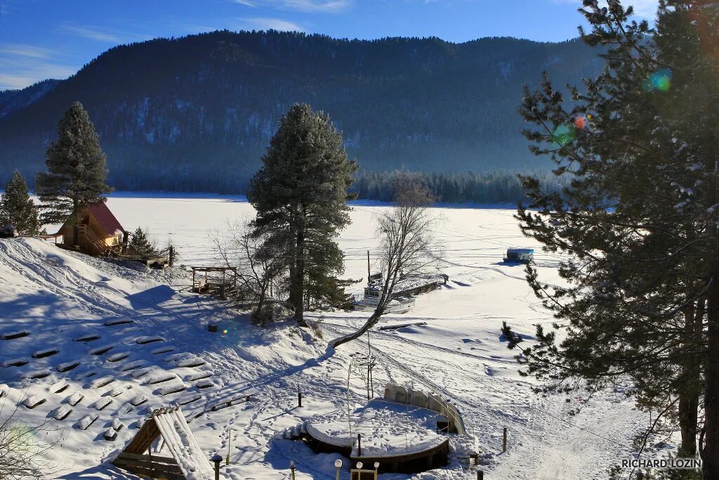 деревня яйлю на телецком озере. зимний алтай телецкое озеро. иогач телецкое озеро зима. телецкое озеро алтай зимой. горный алтай телецкое озеро зима.