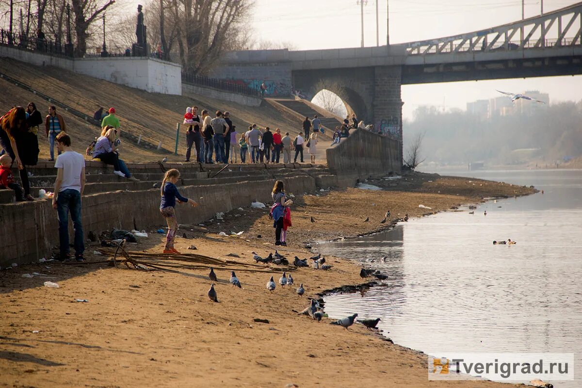 Уровень воды в казани на сегодня. Волга река обмелела 2020. Обмеление Волги в Твери. Тверь Волга обмелела. Река Волга мелеет.