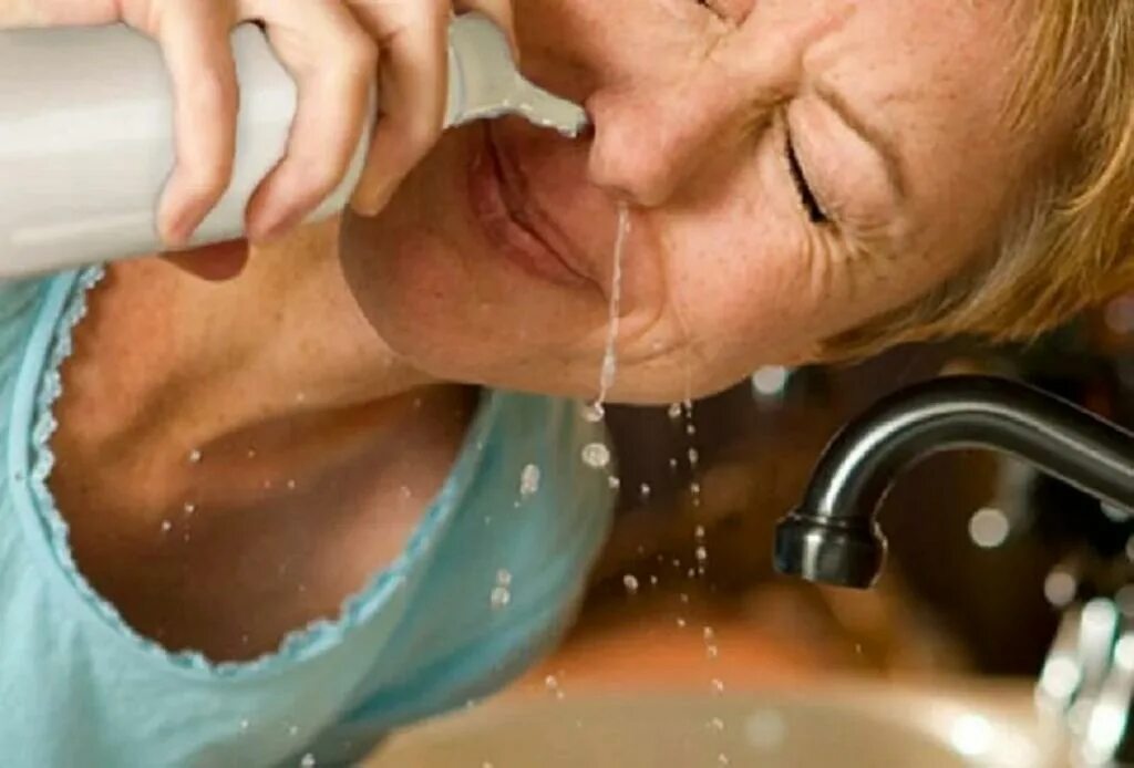 Из ноздри течет вода. Промывание теплой водой. Промывание носа глотки.