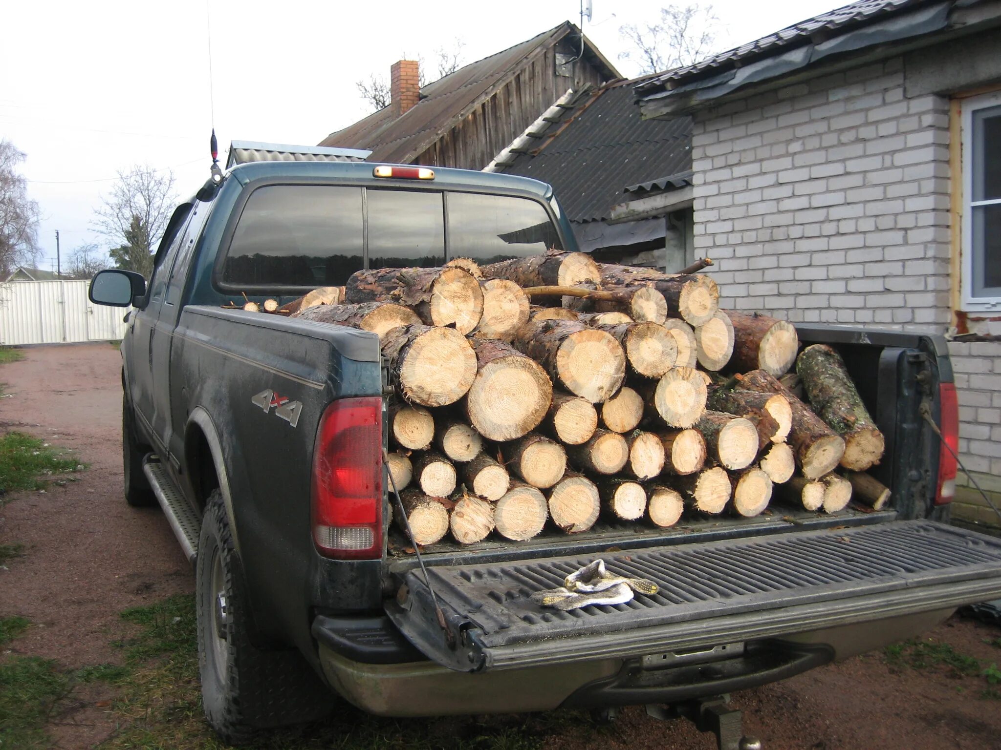 Грузовая машина с дровами. Груженная дровами. Дрова сухостой. Дрова 30 кубов камаз. Зил 130 груженый дровами.