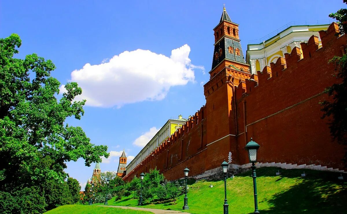 Боровицкий холм год. Оружейная башня Московского Кремля. Боровицкая башня Московского Кремля. Московский Кремль Александровский сад. Москва Александровский сад Кремлевская стена.