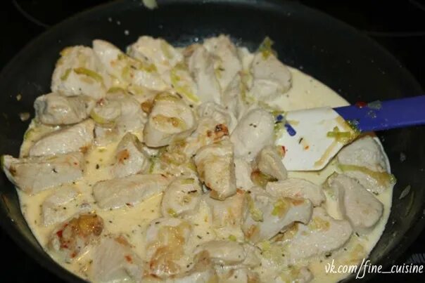 Индейка с грибами в сливочном соусе. Индейка в сливочном соусе. Тушёная индейка в сметане в духовке. Индейка в сливках в духовке. Индейка в сметанном соусе в духовке.