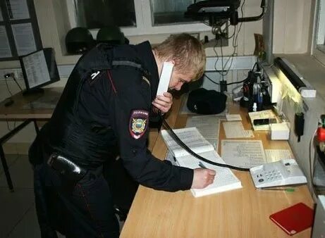 Работница полиции на месте преступления