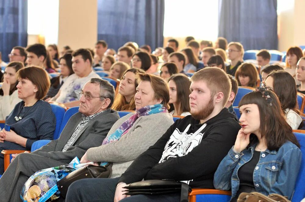 общественные лекции. оратор на публике. эффективность и справедливость в экономике общественного сектора. публичный лекторий. лекция.