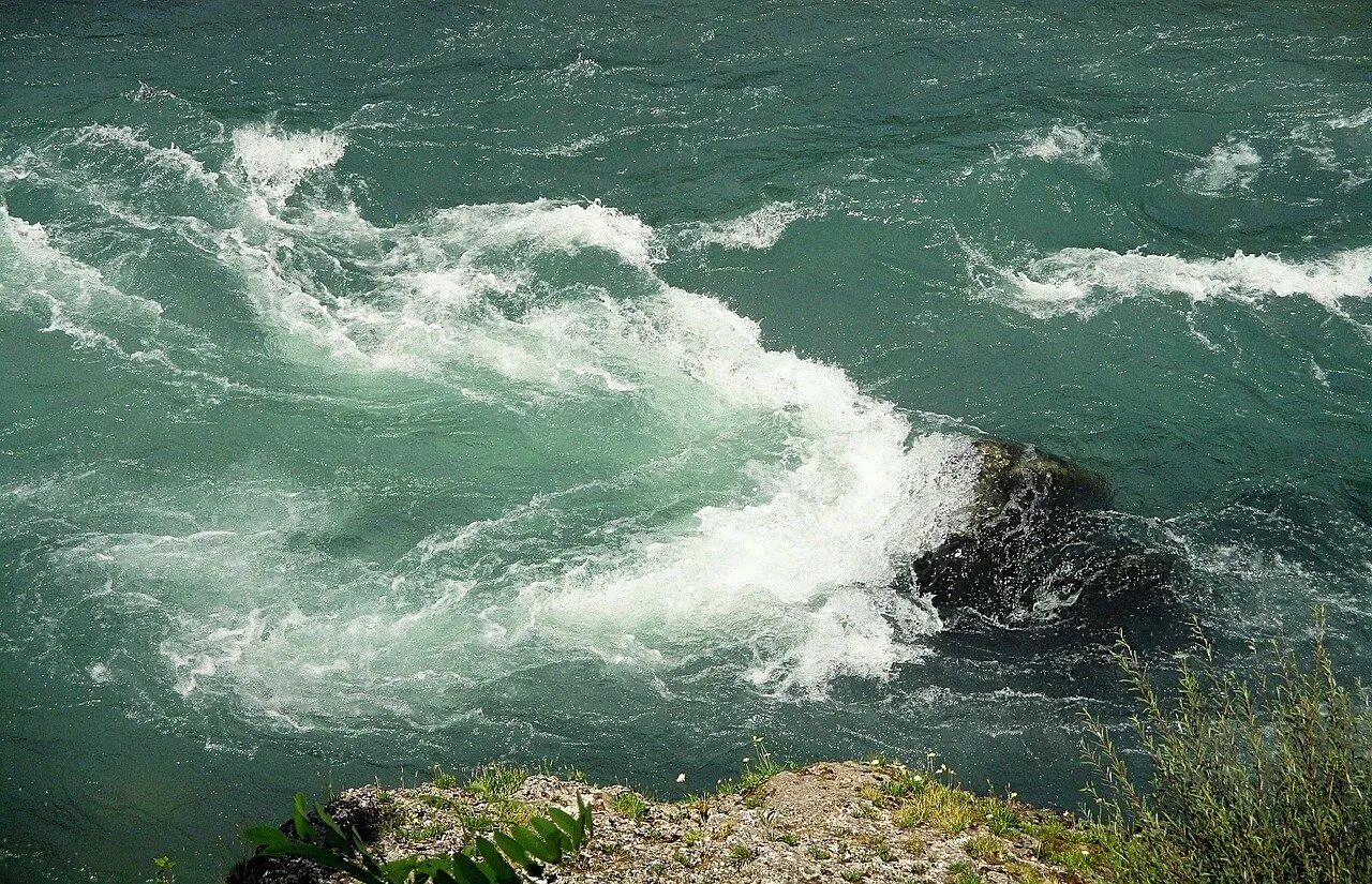 Неспокойными потоками воды. Водовороты на Азовском море. Горные реки водоворот. Река море. Водоворот в реке.