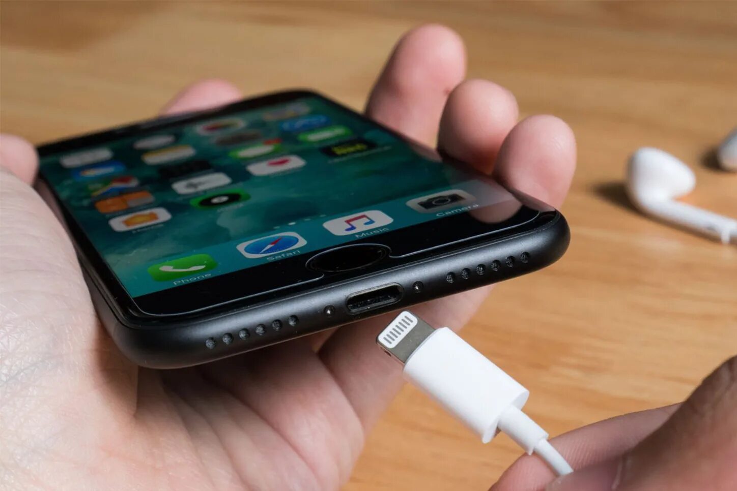 Почему зарядка сильно нагревается. Старая зарядка для айфон. iphone charger port. зарядник для айфона. кабель для айфона.