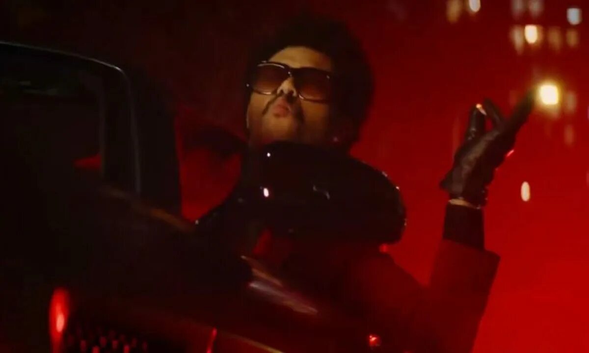 Weeknd blinding lights. Уикенд blinding lights. weeknd 2025 blinding lights. weeknd heartless очки. the weeknd в очках.