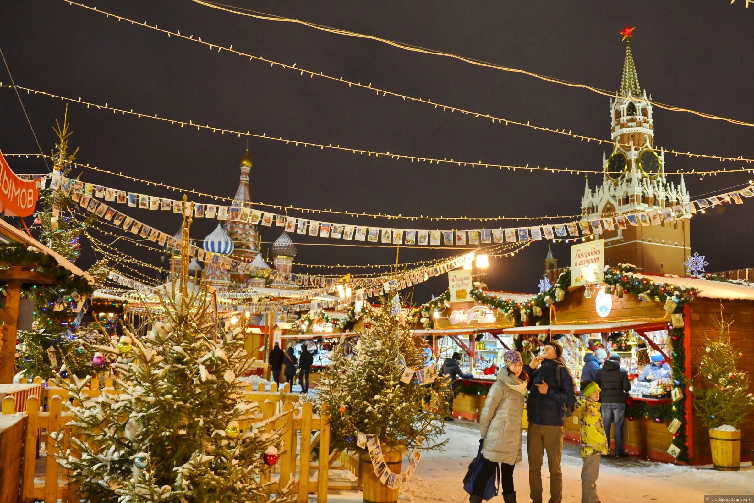 около гума рождество. новый год семья. рождество 2024 где отметить. новогодняя вечеринка. гум рождество.