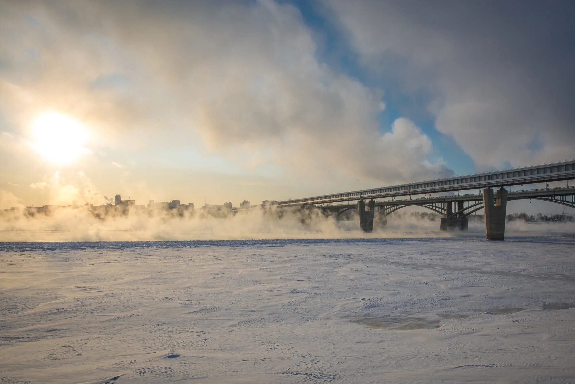 Новосибирск зима. Октябрьский мост Новосибирск зимой. Суровая зима в Новосибирске. Новосибирск мост Мороз. Сильные морозы в новосибирске