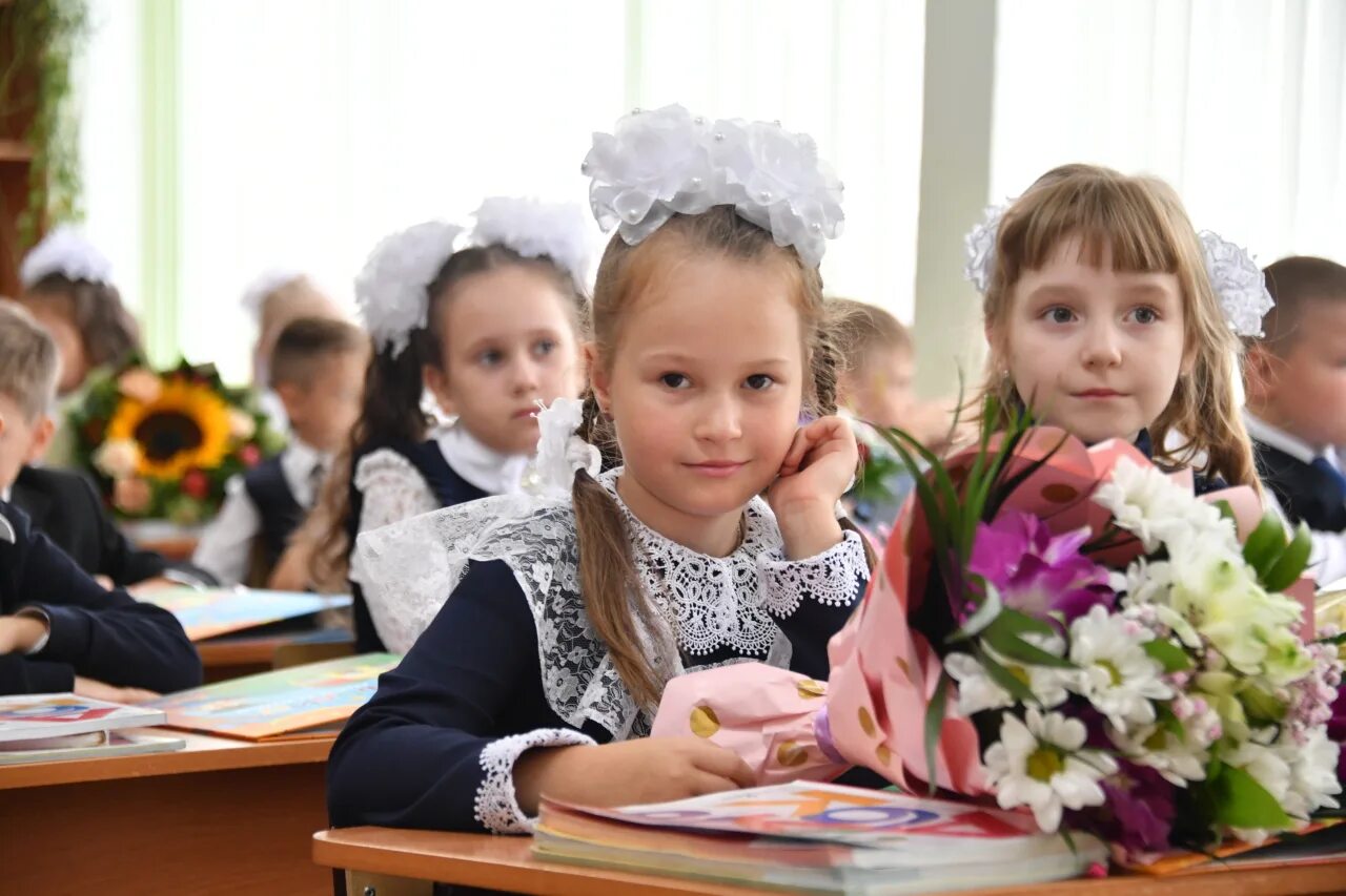 Дети в школу челябинск. Первоклассник за партой. Первоклашки за партами 1 сентября. Школьники за партой. С 1 сентября первокласснику.