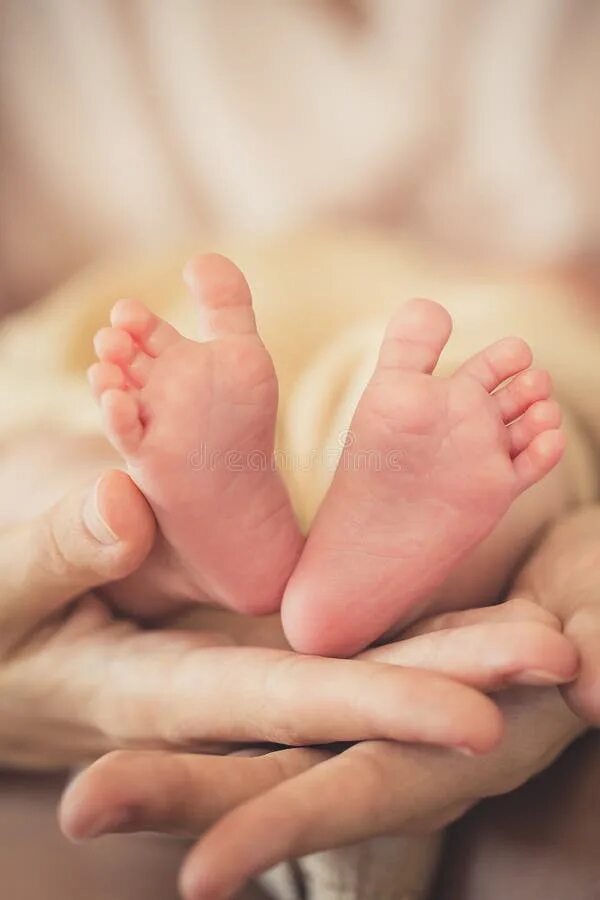 Ножки ребенка в руках. Ножка младенца в руке мамы. Ножки младенца в руках мамы. Ножка младенца в руке.