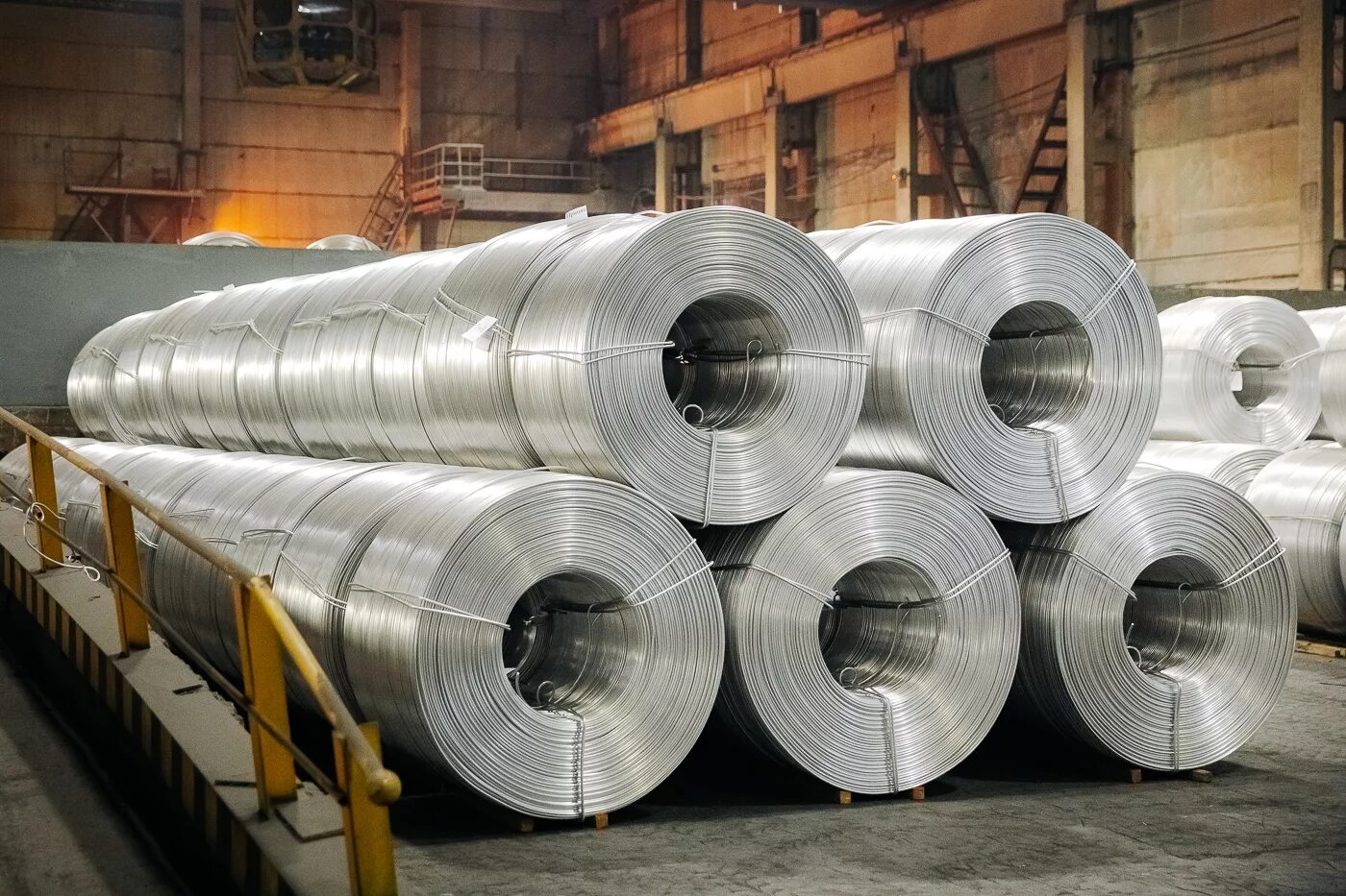 алюминиевая промышленность. алюминиевая промышленность. продукция алюминиевой промышленности. Rheinfelden aluminium завод. иркутский алюминиевый завод катанка.