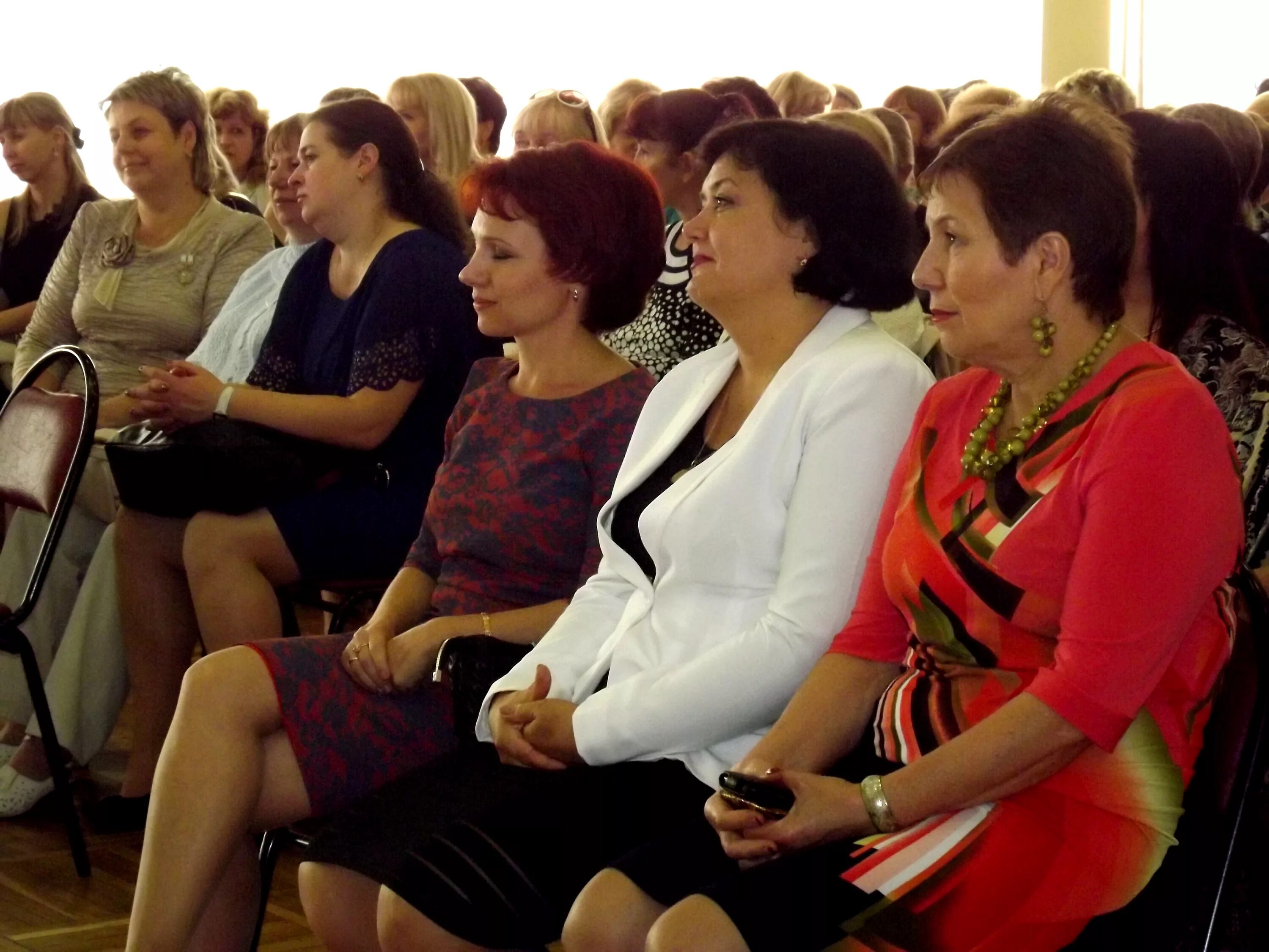 учительница в актовом зале. залов учитель школы. 9 школа рыбница. педагоги в актовом зале. собрание женщин в актовом зале.