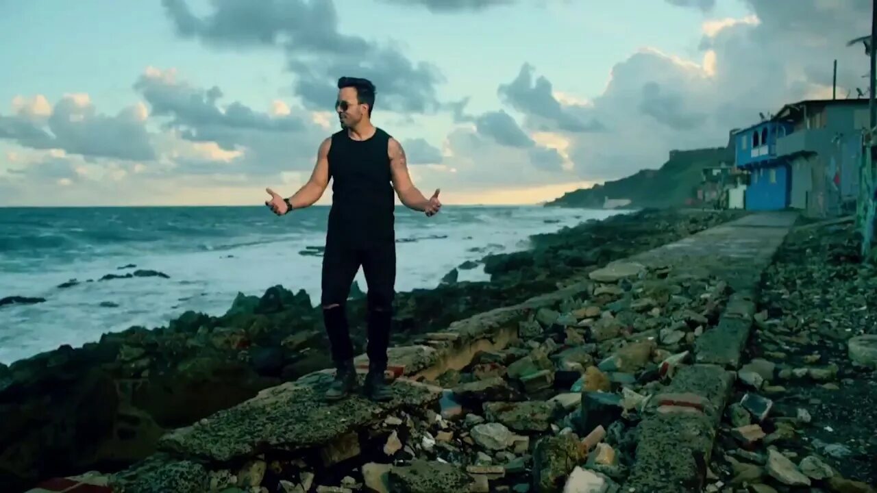 Luis fonsi ft. Luis fonsi - despacito ft. daddy yankee. luis fonsi daddy yankee. despacito луис фонси. despacito луис фонси клип.