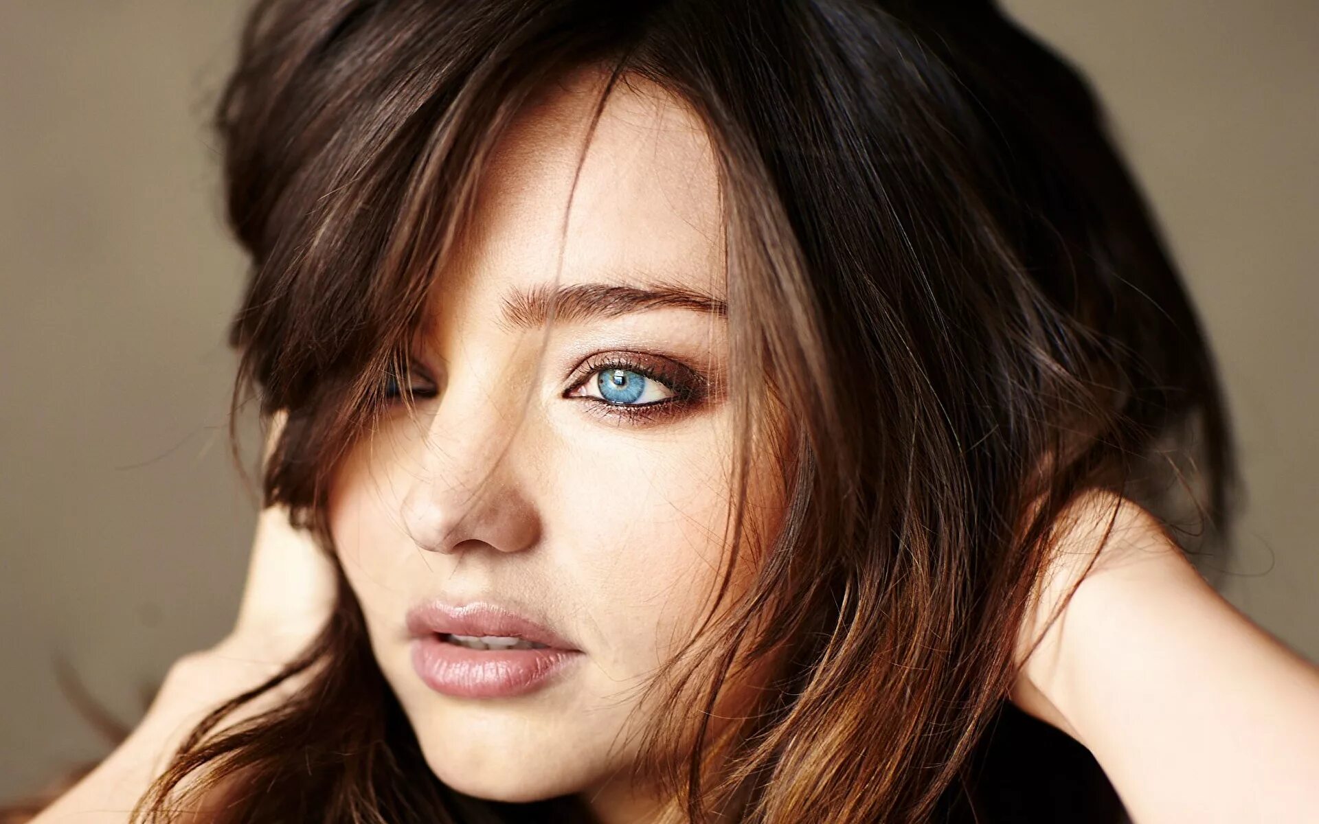 Вика мендис. Все наружу женщины. Все наружу женщины. Актриса кэтрин зета. Ддт демотиватор.