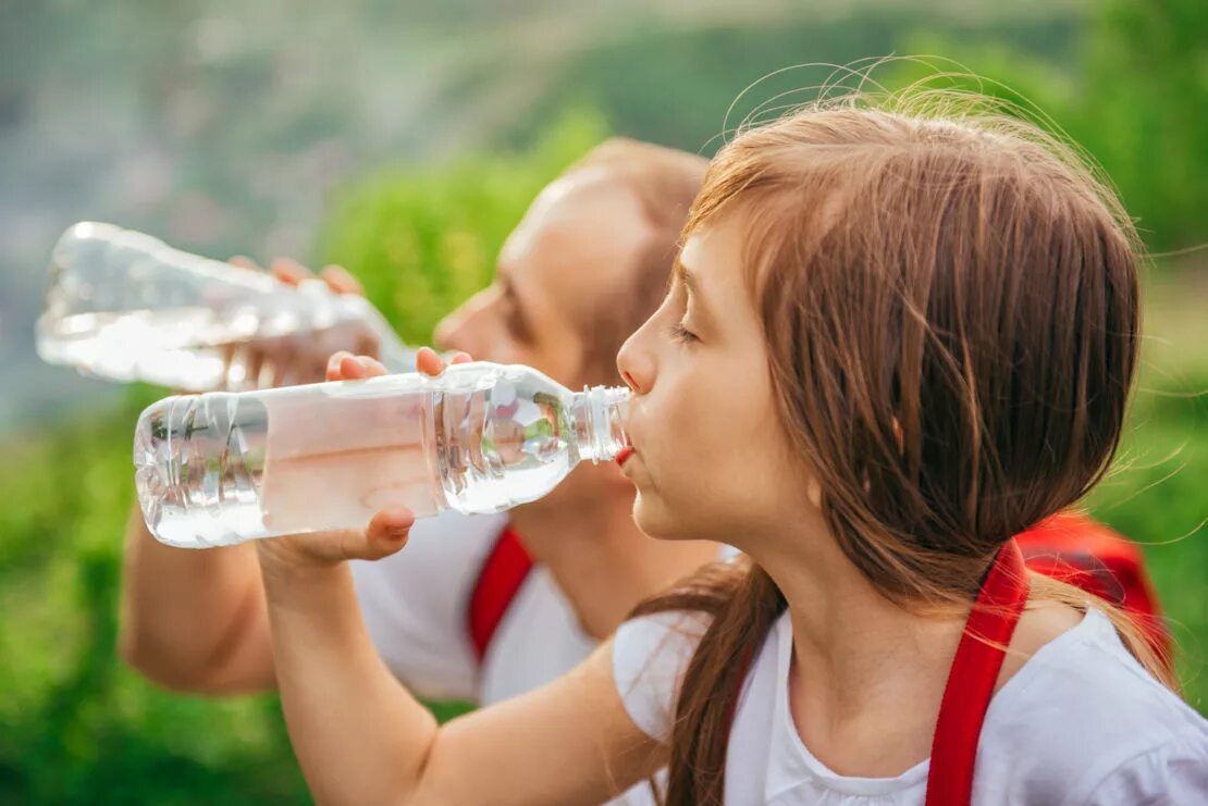 Питье воды. Пить воду. Ребенок пьет. Пьет из бутылки. Дети воды.